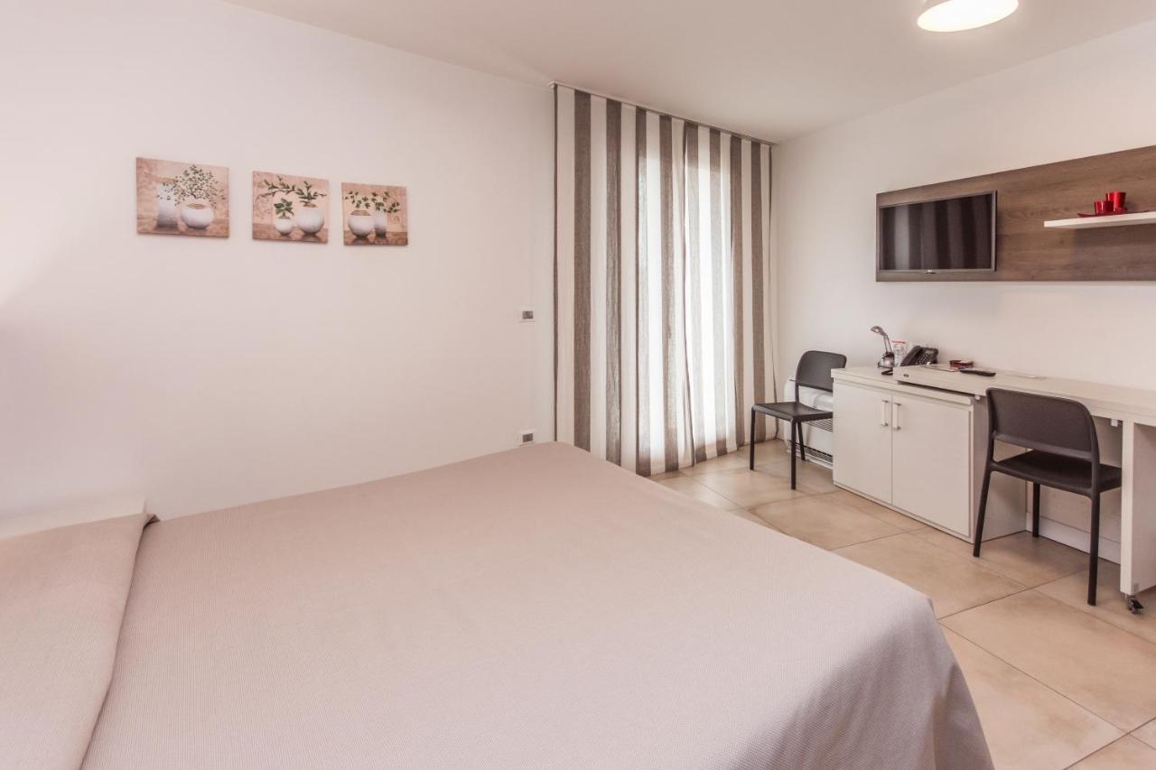 Hotel Ristorante Cigno - Camere And Aparthotel Latisana Bagian luar foto