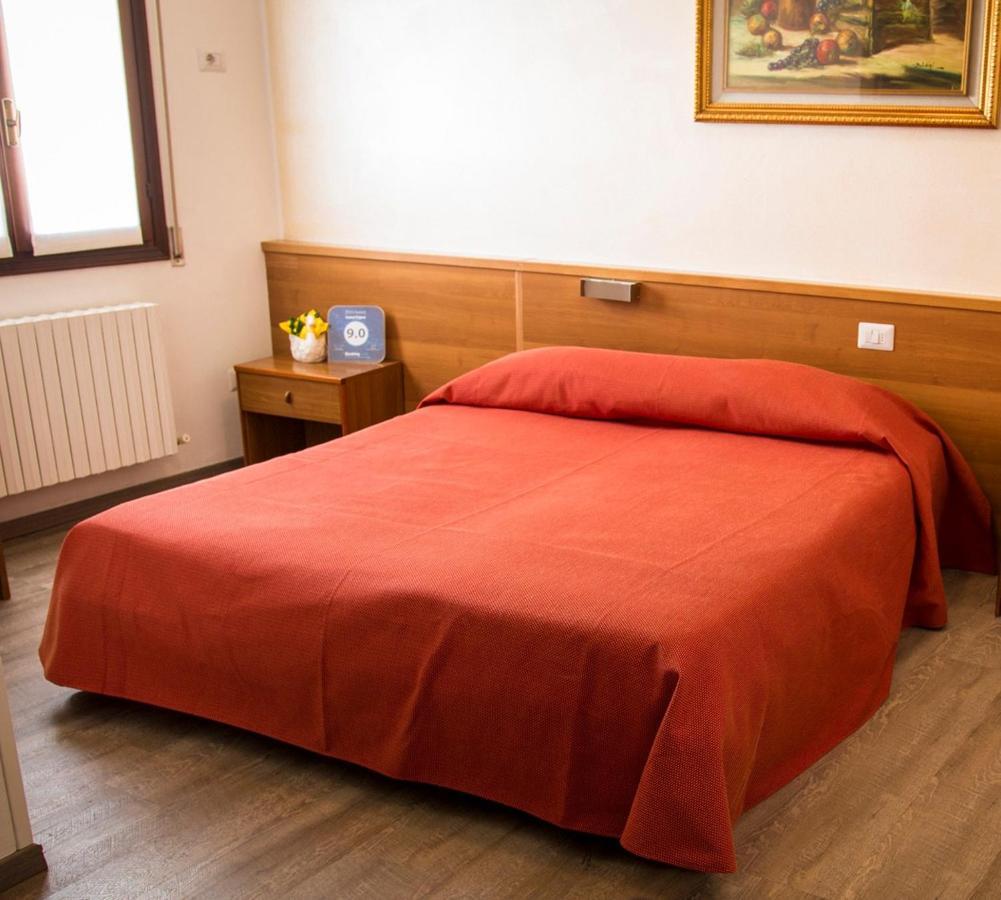 Hotel Ristorante Cigno - Camere And Aparthotel Latisana Bagian luar foto