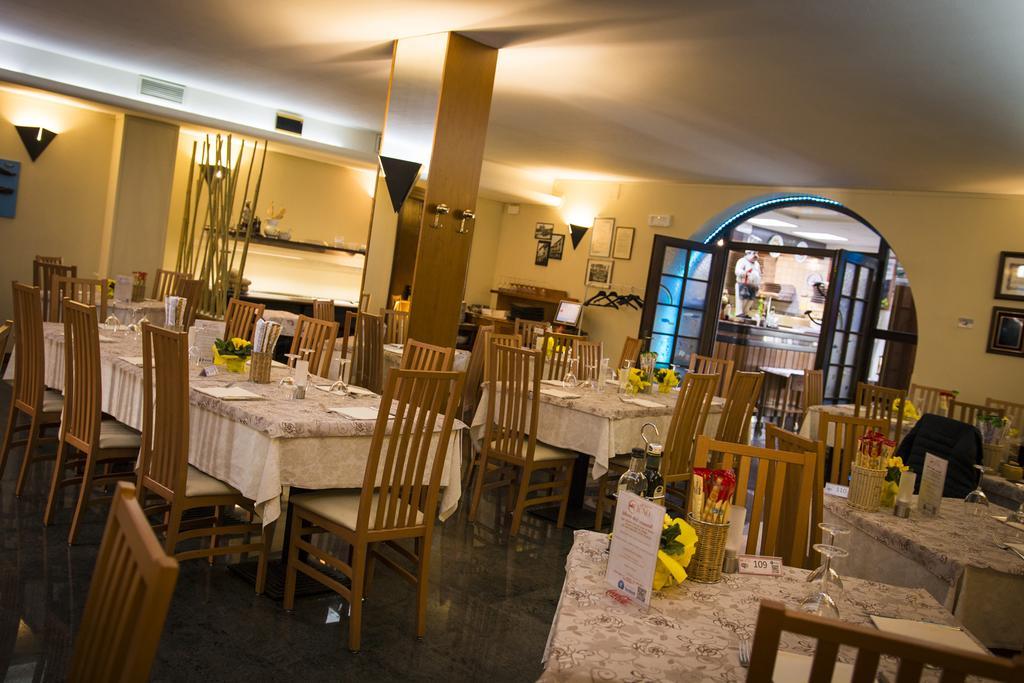 Hotel Ristorante Cigno - Camere And Aparthotel Latisana Bagian luar foto