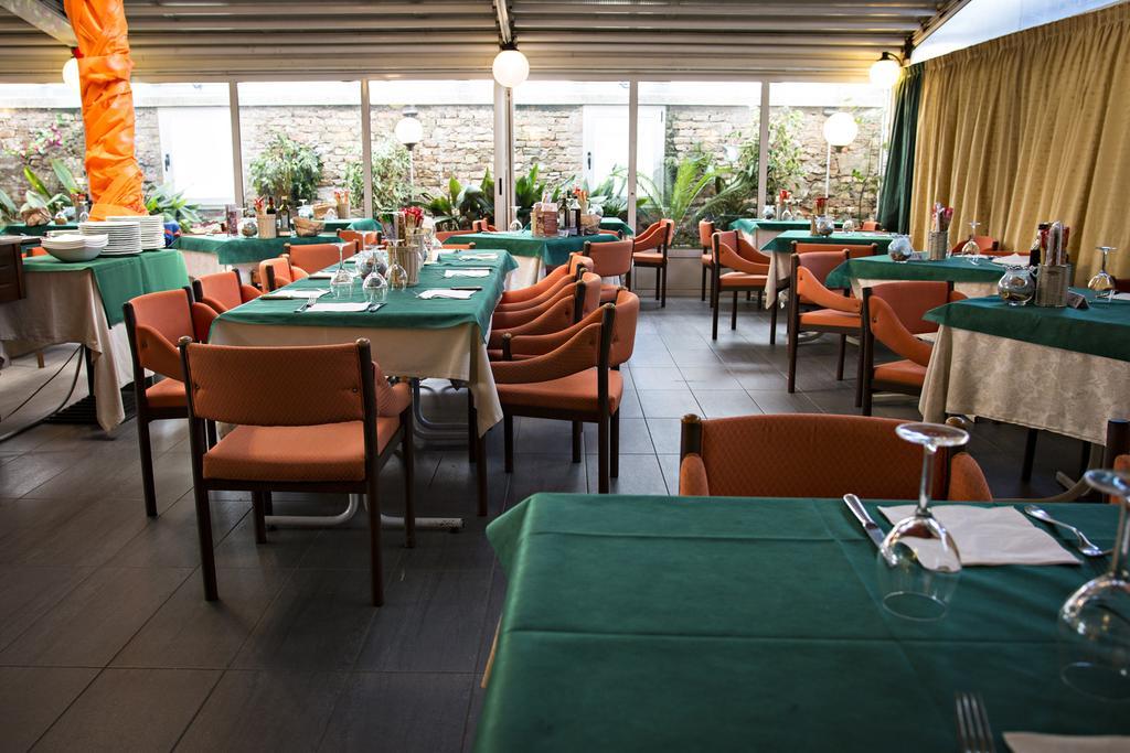 Hotel Ristorante Cigno - Camere And Aparthotel Latisana Bagian luar foto
