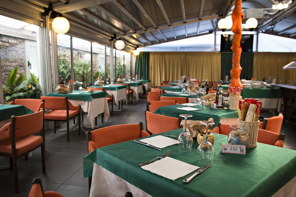 Hotel Ristorante Cigno - Camere And Aparthotel Latisana Bagian luar foto