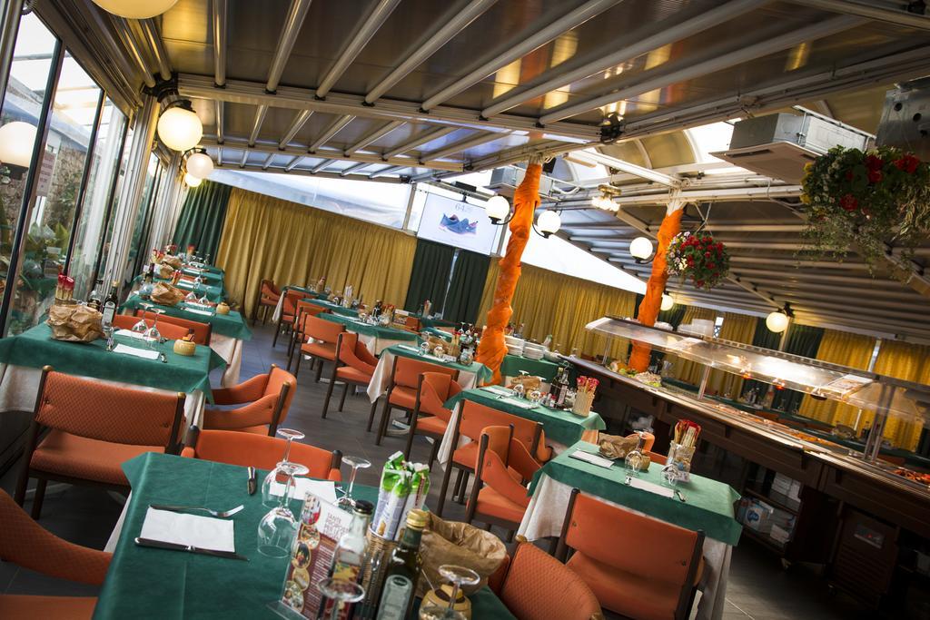 Hotel Ristorante Cigno - Camere And Aparthotel Latisana Bagian luar foto
