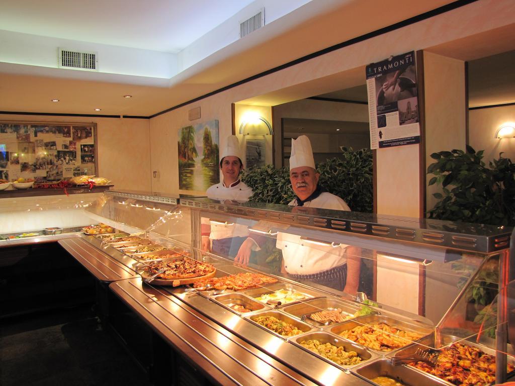 Hotel Ristorante Cigno - Camere And Aparthotel Latisana Bagian luar foto