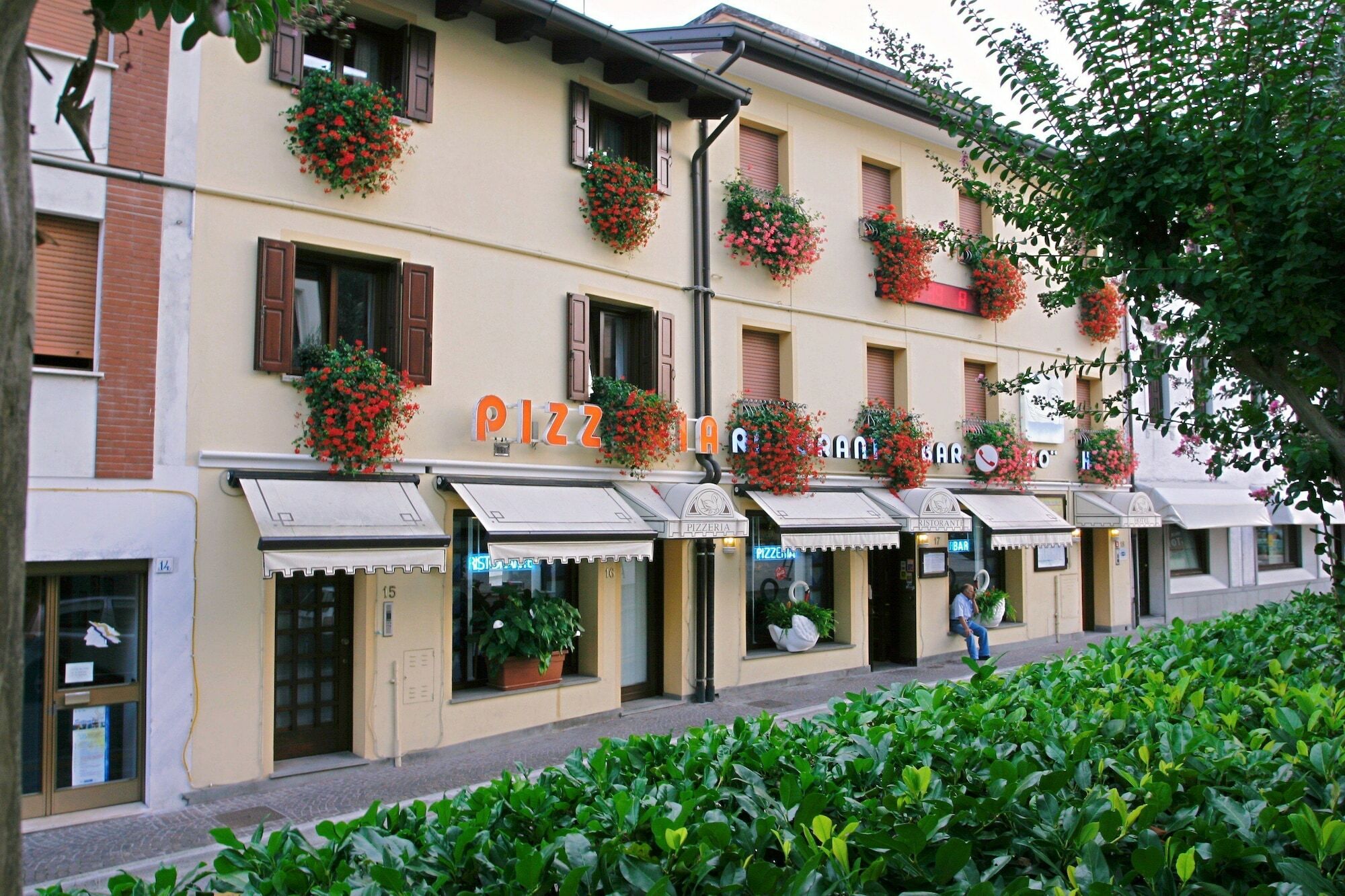 Hotel Ristorante Cigno - Camere And Aparthotel Latisana Bagian luar foto